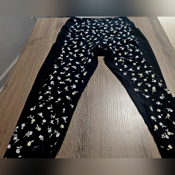 PINK By Victoria Secret black floral leggings size Sm - Picture 1 of 5